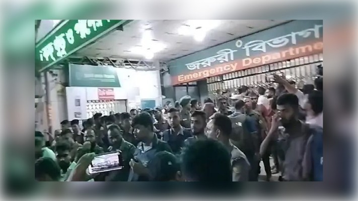 ঢাবি শিক্ষার্থী ও ঢামেক চিকিৎসকদের সংঘর্ষের ঘটনায় জরুরি বিভাগ বন্ধ