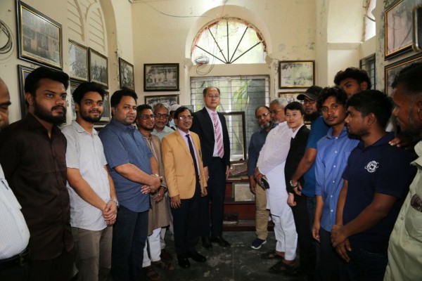 https://www.daily-bangladeshmirror.com/post/ceena-duutabas-prtinidhir-maoolana-vasaneer-majar-oo-risarc-sentar-pridrsn