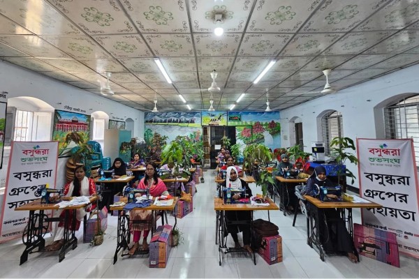 https://www.daily-bangladeshmirror.com/post/bsundhra-gruper-udzoge-selai-mesin-pelen-snggramee-20-naree